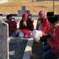 DPC GMNI Kabupaten Sumenep saat melakukan ziarah dan nyekar ke makam para pahlawan dalam momentum menyambut Kemerdekaan RI ke-81. ®okedaily.com [Foto: Radiana Nurisa]