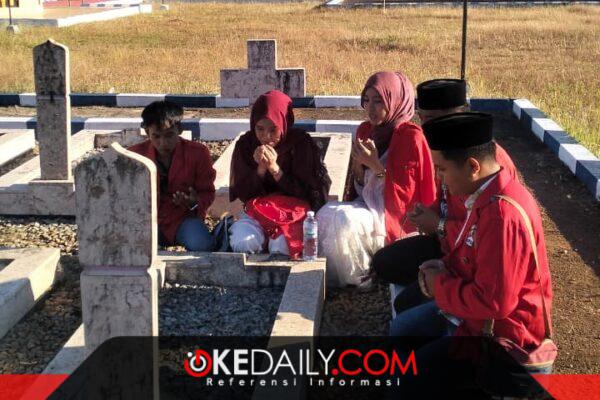 DPC GMNI Kabupaten Sumenep saat melakukan ziarah dan nyekar ke makam para pahlawan dalam momentum menyambut Kemerdekaan RI ke-81. ®okedaily.com [Foto: Radiana Nurisa]