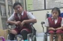 Momen penyerahan bantuan kursi roda dan meja belajar dari PT HRP Logistics kepada siswa berkebutuhan khusus di SD 2 Kesiman, Denpasar. Bantuan ini diharapkan dapat mendukung proses belajar mengajar dan meningkatkan kenyamanan siswa. ®okedaily.com