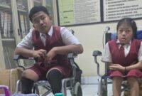 Momen penyerahan bantuan kursi roda dan meja belajar dari PT HRP Logistics kepada siswa berkebutuhan khusus di SD 2 Kesiman, Denpasar. Bantuan ini diharapkan dapat mendukung proses belajar mengajar dan meningkatkan kenyamanan siswa. ®okedaily.com