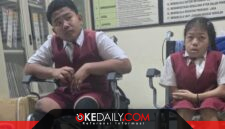Momen penyerahan bantuan kursi roda dan meja belajar dari PT HRP Logistics kepada siswa berkebutuhan khusus di SD 2 Kesiman, Denpasar. Bantuan ini diharapkan dapat mendukung proses belajar mengajar dan meningkatkan kenyamanan siswa. ®okedaily.com