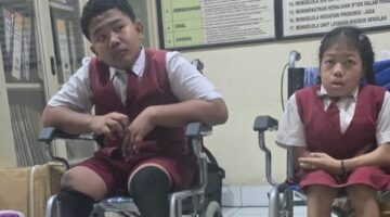 Momen penyerahan bantuan kursi roda dan meja belajar dari PT HRP Logistics kepada siswa berkebutuhan khusus di SD 2 Kesiman, Denpasar. Bantuan ini diharapkan dapat mendukung proses belajar mengajar dan meningkatkan kenyamanan siswa. ®okedaily.com