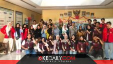 Tim Cara’de BEM KMF TP UH melalui PPK Ormawa 2026 memberikan pelatihan pemanfaatan media sosial kreatif dan promosi kepada masyarakat Desa Tinggimae. ®okedaily.com 