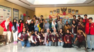 Tim Cara’de BEM KMF TP UH melalui PPK Ormawa 2026 memberikan pelatihan pemanfaatan media sosial kreatif dan promosi kepada masyarakat Desa Tinggimae. ®okedaily.com 