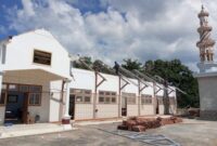 Kegiatan renovasi ruang belajar MDT Ridlal Halim oleh tim PPM HCML 2026. Kondisi bangunan yang sebelumnya lapuk dan tidak layak kini diperbaiki agar santri dapat belajar dengan aman dan nyaman. ®okedaily.com [Foto: Hasan Al-Hakiki]
