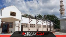 Kegiatan renovasi ruang belajar MDT Ridlal Halim oleh tim PPM HCML 2026. Kondisi bangunan yang sebelumnya lapuk dan tidak layak kini diperbaiki agar santri dapat belajar dengan aman dan nyaman. ®okedaily.com [Foto: Hasan Al-Hakiki]
