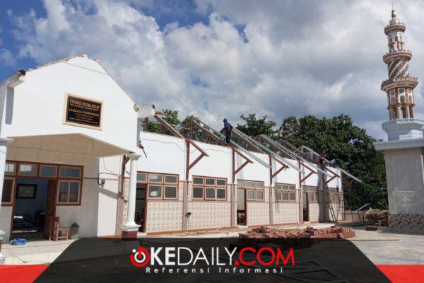 Kegiatan renovasi ruang belajar MDT Ridlal Halim oleh tim PPM HCML 2026. Kondisi bangunan yang sebelumnya lapuk dan tidak layak kini diperbaiki agar santri dapat belajar dengan aman dan nyaman. ®okedaily.com [Foto: Hasan Al-Hakiki]