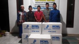 Penyerahan bantuan dari PPM HCML 2026 kepada 5 Kelompok Usaha Bersama (KUB) nelayan di Desa Kalowang. Bantuan ini diharapkan dapat meningkatkan produktivitas dan kesejahteraan nelayan setempat. ®okedaily com [Foto: Hasan Al-Hakiki]