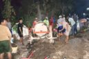 Hingga larut malam, warga Desa Prambanan, Sumenep, Madura, masih terlihat bekerja. Mereka bergotong royong menambal jalan kabupaten yang sudah lama rusak dan terlantar. ®okedaily.com [Foto: Hasan Al-Hakiki]