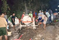 Hingga larut malam, warga Desa Prambanan, Sumenep, Madura, masih terlihat bekerja. Mereka bergotong royong menambal jalan kabupaten yang sudah lama rusak dan terlantar. ®okedaily.com [Foto: Hasan Al-Hakiki]