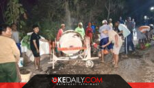 Hingga larut malam, warga Desa Prambanan, Sumenep, Madura, masih terlihat bekerja. Mereka bergotong royong menambal jalan kabupaten yang sudah lama rusak dan terlantar. ®okedaily.com [Foto: Hasan Al-Hakiki]