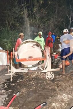 Hingga Larut Malam, Warga Prambanan Sumenep Nekat Perbaiki Jalan Kabupaten yang Terlantar