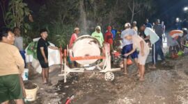 Hingga larut malam, warga Desa Prambanan, Sumenep, Madura, masih terlihat bekerja. Mereka bergotong royong menambal jalan kabupaten yang sudah lama rusak dan terlantar. ®okedaily.com [Foto: Hasan Al-Hakiki]