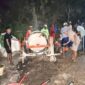 Hingga larut malam, warga Desa Prambanan, Sumenep, Madura, masih terlihat bekerja. Mereka bergotong royong menambal jalan kabupaten yang sudah lama rusak dan terlantar. ®okedaily.com [Foto: Hasan Al-Hakiki]
