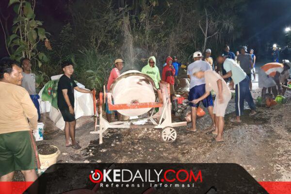 Hingga larut malam, warga Desa Prambanan, Sumenep, Madura, masih terlihat bekerja. Mereka bergotong royong menambal jalan kabupaten yang sudah lama rusak dan terlantar. ®okedaily.com [Foto: Hasan Al-Hakiki]