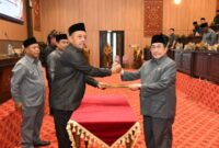 Ketua Badan Anggaran DPRD Sumenep serahterima dokumen bersama Wakil Bupati Sumenep. Ia menyoroti delapan isu strategis dalam pembahasan Perubahan KUA-PPAS 2026.   ®okedaily.com [Foto: Humas DPRD Sumenep]