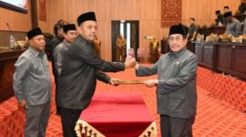 Ketua Badan Anggaran DPRD Sumenep serahterima dokumen bersama Wakil Bupati Sumenep. Ia menyoroti delapan isu strategis dalam pembahasan Perubahan KUA-PPAS 2026.   ®okedaily.com [Foto: Humas DPRD Sumenep]