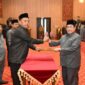 Ketua Badan Anggaran DPRD Sumenep serahterima dokumen bersama Wakil Bupati Sumenep. Ia menyoroti delapan isu strategis dalam pembahasan Perubahan KUA-PPAS 2026.   ®okedaily.com [Foto: Humas DPRD Sumenep]