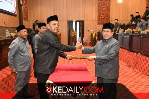 Ketua Badan Anggaran DPRD Sumenep serahterima dokumen bersama Wakil Bupati Sumenep. Ia menyoroti delapan isu strategis dalam pembahasan Perubahan KUA-PPAS 2026.   ®okedaily.com [Foto: Humas DPRD Sumenep]