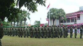 Bendera Merah Putih berkibar sebagai simbol kemerdekaan Indonesia. Namun, kemerdekaan juga perlu diukur dari sejauh mana rakyat menikmati keadilan, kesejahteraan, pekerjaan layak, pendidikan, dan akses terhadap sumber daya ekonomi. ®okedaily.com [Foto: Mashudi Surahman]