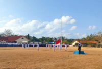 Upacara peringatan HUT RI ke-81 di Kecamatan Gayam berlangsung khidmat. Mulai dari pelajar, guru, ASN, hingga tokoh agama semua berdiri tegak mengikuti pengibaran Sang Saka Merah Putih. ®okedaily.com [Foto: Hasan Al-Hakiki]
