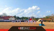 Upacara peringatan HUT RI ke-81 di Kecamatan Gayam berlangsung khidmat. Mulai dari pelajar, guru, ASN, hingga tokoh agama semua berdiri tegak mengikuti pengibaran Sang Saka Merah Putih. ®okedaily.com [Foto: Hasan Al-Hakiki]