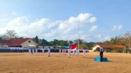 Upacara peringatan HUT RI ke-81 di Kecamatan Gayam berlangsung khidmat. Mulai dari pelajar, guru, ASN, hingga tokoh agama semua berdiri tegak mengikuti pengibaran Sang Saka Merah Putih. ®okedaily.com [Foto: Hasan Al-Hakiki]