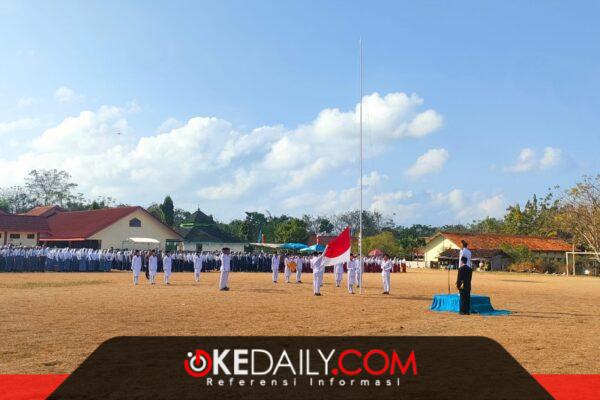 Upacara peringatan HUT RI ke-81 di Kecamatan Gayam berlangsung khidmat. Mulai dari pelajar, guru, ASN, hingga tokoh agama semua berdiri tegak mengikuti pengibaran Sang Saka Merah Putih. ®okedaily.com [Foto: Hasan Al-Hakiki]