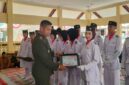 Danramil 0827/20 Sapudi menyerahkan piagam penghargaan kepada petugas Paskibraka Gayam usai upacara HUT ke-81 Kemerdekaan RI.  