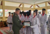 Danramil 0827/20 Sapudi menyerahkan piagam penghargaan kepada petugas Paskibraka Gayam usai upacara HUT ke-81 Kemerdekaan RI.  