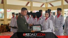 Danramil 0827/20 Sapudi menyerahkan piagam penghargaan kepada petugas Paskibraka Gayam usai upacara HUT ke-81 Kemerdekaan RI.
