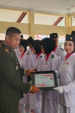Danramil 0827/20 Sapudi Serahkan Piagam Petugas Paskibraka, Ini Pesan Untuk Generasi Muda