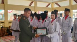 Danramil 0827/20 Sapudi menyerahkan piagam penghargaan kepada petugas Paskibraka Gayam usai upacara HUT ke-81 Kemerdekaan RI.  
