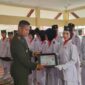 Danramil 0827/20 Sapudi menyerahkan piagam penghargaan kepada petugas Paskibraka Gayam usai upacara HUT ke-81 Kemerdekaan RI.  