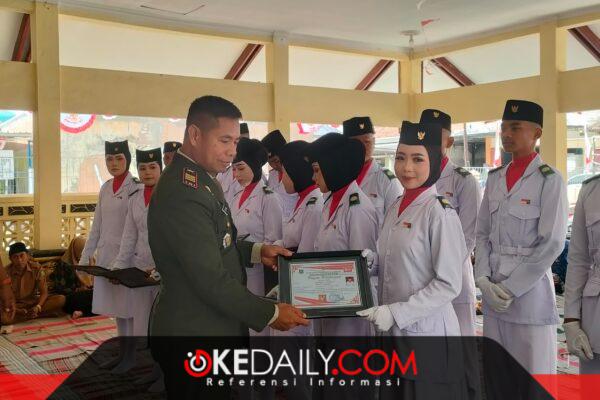 Danramil 0827/20 Sapudi menyerahkan piagam penghargaan kepada petugas Paskibraka Gayam usai upacara HUT ke-81 Kemerdekaan RI.  