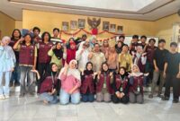 Tim Cara’de dari Mahasiswa Unhas menggelar pelatihan produksi pakan ikan untuk pembudidaya. ®okedaily.com [Foto: Wandi Abdullah]