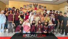 Tim Cara’de dari Mahasiswa Unhas menggelar pelatihan produksi pakan ikan untuk pembudidaya. ®okedaily.com [Foto: Wandi Abdullah]