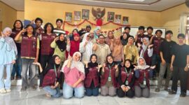 Tim Cara’de dari Mahasiswa Unhas menggelar pelatihan produksi pakan ikan untuk pembudidaya. ®okedaily.com [Foto: Wandi Abdullah]