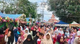 Antusias pengunjung pada momen Gebyar Paud Gayam, menjadi berkah bagi UMKM setempat. ®okedaily.com [Foto: Hasan Al-Hakiki]