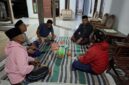 Sejumlah nelayan Pulau Sapudi duduk bersama. Mereka tampak serius berdiskusi. Ekspresi wajah khawatir dan cemas terlihat. Suasana menggambarkan keresahan warga terkait proyek MS2-2 Medco Energi. ®okedaily.com [Hasan Al-Hakiki]