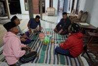 Sejumlah nelayan Pulau Sapudi duduk bersama. Mereka tampak serius berdiskusi. Ekspresi wajah khawatir dan cemas terlihat. Suasana menggambarkan keresahan warga terkait proyek MS2-2 Medco Energi. ®okedaily.com [Hasan Al-Hakiki]