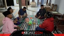 Sejumlah nelayan Pulau Sapudi duduk bersama. Mereka tampak serius berdiskusi. Ekspresi wajah khawatir dan cemas terlihat. Suasana menggambarkan keresahan warga terkait proyek MS2-2 Medco Energi. ®okedaily.com [Hasan Al-Hakiki]