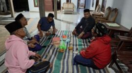 Sejumlah nelayan Pulau Sapudi duduk bersama. Mereka tampak serius berdiskusi. Ekspresi wajah khawatir dan cemas terlihat. Suasana menggambarkan keresahan warga terkait proyek MS2-2 Medco Energi. ®okedaily.com [Hasan Al-Hakiki]