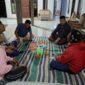 Sejumlah nelayan Pulau Sapudi duduk bersama. Mereka tampak serius berdiskusi. Ekspresi wajah khawatir dan cemas terlihat. Suasana menggambarkan keresahan warga terkait proyek MS2-2 Medco Energi. ®okedaily.com [Hasan Al-Hakiki]