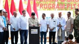Presiden Prabowo Subianto menekan tombol sirine tanda dimulainya pembangunan PLTS 100 GWp di Bali. Proyek energi terbarukan terbesar di RI ini disebut sebagai kebijakan strategis berdampak positif bagi lingkungan. ®okedaily.com [Foto: Istimewa]