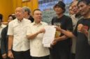 Dasco bersama massa aksi berfoto usai menandatangani berkas tuntutan pengesahan RUU Perampasan Aset. 