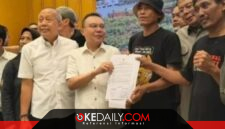 Dasco bersama massa aksi berfoto usai menandatangani berkas tuntutan pengesahan RUU Perampasan Aset.