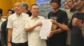 Dasco bersama massa aksi berfoto usai menandatangani berkas tuntutan pengesahan RUU Perampasan Aset. 