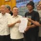 Dasco bersama massa aksi berfoto usai menandatangani berkas tuntutan pengesahan RUU Perampasan Aset. 