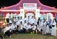Bupati Sumenep, Dr. H. Achmad Fauzi Wongsojudo foto bersama Kepala Bappeda Sumenep, Dr. Ir. Arif Firmanto, dan jajaran staf di stand Bappeda. ®okedaily.com